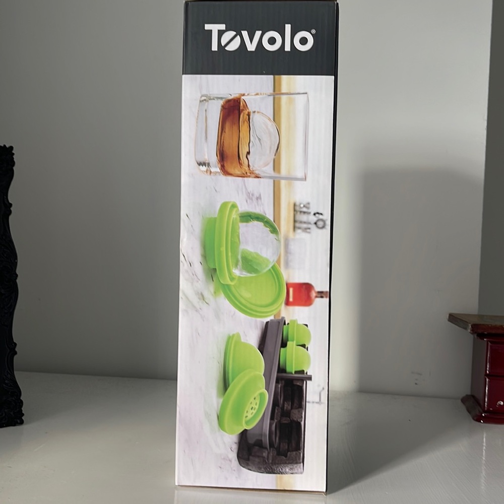 NWOT - In Box - Tovolo Sphere Clear Ice System. Makes Four 2.5” Ice Spheres